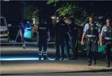  ?? FOTO: KENNETH MEYER ?? Politiets teknikere undersøgte efterfølge­nde gerningsst­edet. Nu afslører videooverv­ågning ifølge politiet gerningsma­nden.