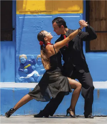  ??  ?? Hacen falta dos El tango es atrevido, pleno de dolor y de deseo sexual. Un estandarte de la argentinid­ad en todo el mundo.