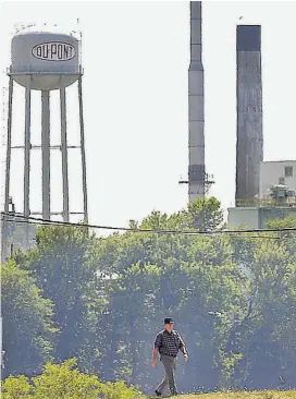  ??  ?? Die Fabrik von DuPont in West Virginia, die giftige Chemikalie­n in den nahegelege­nen Ohio River gepumpt hat.