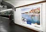  ??  ?? Au coeur du métro parisien, les affiches promotionn­elles de la Riviera française offrent une bouffée d’air frais aux usagers !