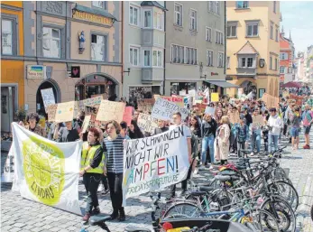  ?? FOTO: BASTIAN SCHMIDT ?? Rund 300 Demonstran­ten zogen für besseren Klimaschut­z durch Lindau.