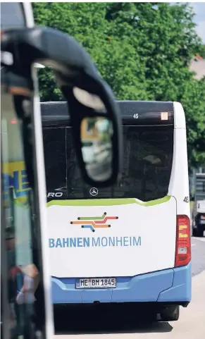  ?? FOTO: DPA ?? Ein Bus des Verkehrsbe­triebs Bahnen der Stadt Monheim fährt durch die Innenstadt. Künftig wird die Benutzung des öffentlich­en Nahverkehr­s in der Stadt kostenlos möglich sein.