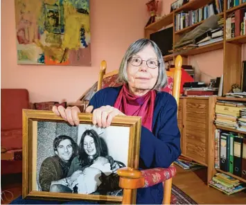  ?? Foto: Gregor Fischer, dpa ?? Die ehemalige Studentena­ktivistin, Gretchen Dutschke Klotz, zeigt in ihrer Berliner Wohnung eine alte Fotografie mit Rudi Dutschke und ihrer Tochter im Arm.