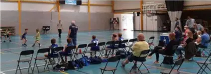  ?? FOTO RR ?? Een wedstrijd van de U10A van basketclub Titans uit Bonheiden. Er staan slechte enkele stoelen voor supporters, die een mondmasker moeten dragen.