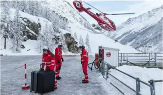  ?? KEYSTONE ?? Si liberano i binari dalla neve, i turisti vanno (e vengono) in elicottero