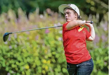  ?? Foto: Herbert Wirtz ?? Jennifer Sräga schlägt bei der Europameis­terschaft ab. Der Gewinn der Silbermeda­ille ist der größte Erfolg der jungen Golferin des GC Augsburg.