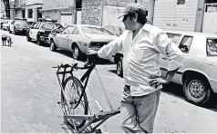  ??  ?? Imagen de 1994 de un afilador en las calles de la Ciudad de México. Los pedales de esta “bicicleta fija” hacían girar la piedra de esmeril para afilar.