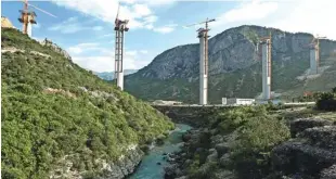  ?? Foto Stevo Vasiljević/Reuters ?? Obsežna gradnja prometnic na hribovitem Balkanu bi bila inančno zahtevna tudi za bistveno bogatejše države.