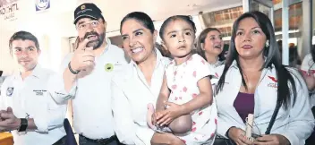  ??  ?? Alejandra Barrales se reunió con personas con discapacid­ad en el deportivo Benito Juárez.