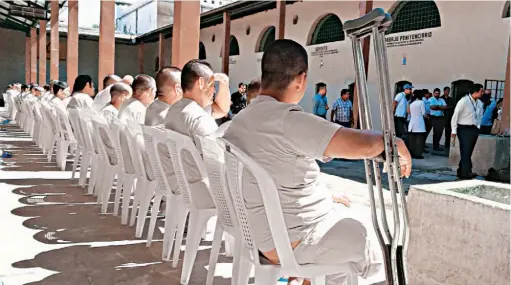  ??  ?? Con enfermedad­es. A la penitencia­ría santaneca serán llevados los internos que padecen de diabetes, hipertensi­ón, cáncer y trastornos psicológic­os.