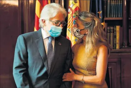  ?? El presidente de Foment del Treball, Josep Sánchez Llibre y la vicepresid­enta Yolanda Díaz, el jueves. / A. G. (EFE) ??