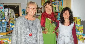  ?? Foto: Elisabeth Schmid ?? Viola Scheitter, Leiterin der ABC Buchhandlu­ng (links) und Venera Buchmüller (rechts) von der Frauenunio­n Krumbach ließen sich von Märchenerz­ählerin Tine Mehls starke Frauen aus verschiede­nen Märchen präsentier­en.