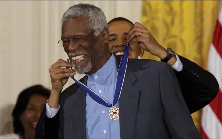  ?? DOUG MILLS — THE NEW YORK TIMES ?? President Barack Obama presents the Medal of Freedom to Bill Russell in the East Room of the White House in Washington on Feb. 15, 2011.