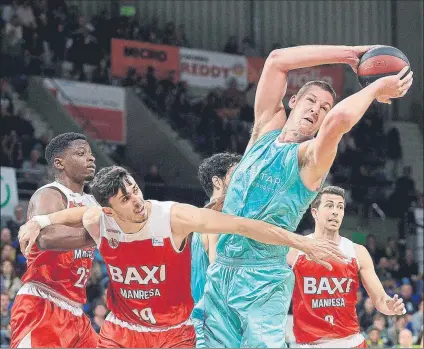  ?? FOTO: EFE ?? Colton Iverson captura un rebote ante Pere Tomàs. El pívot del Iberostar Tenerife acabó con 17 puntos, 10 rebotes y un 30 de valoración