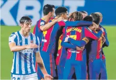  ??  ?? Integrante­s del Barcelona celebran luego de uno de los goles que lograron ayer frente a la Real Sociedad.