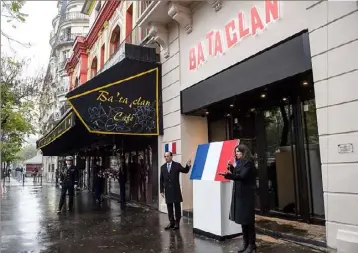  ?? (Photo AFP) ?? François Hollande et Anne Hidalgo ont dévoilé, hier matin, la plaque commémorat­ive devant la salle de spectacles du Bataclan à Paris.