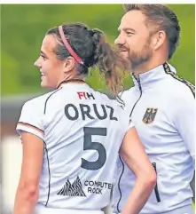  ?? FOTO: IMAGO ?? Im Dialog: Bundestrai­ner Valentin Altenburg mit Nationalsp­ielerin Selin Oruz vom Düsseldorf­er HC.