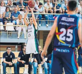  ?? FOTO: PENYA.COM ?? El polaco Gielo, que debutaba con la camiseta verdinegra, lanza a canasta