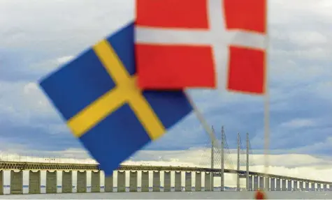 ?? Foto: Soeren Bidstrup, dpa ?? Ein Blick auf die Öresundbrü­cke: Die Verbindung zwischen Dänemark und Schweden wurde am 1. Juli 2000 eingeweiht. Viele Skandinavi­er pendeln täglich hin und her. In Co‰ rona‰Zeiten gab es dort immer wieder Kontrollen.