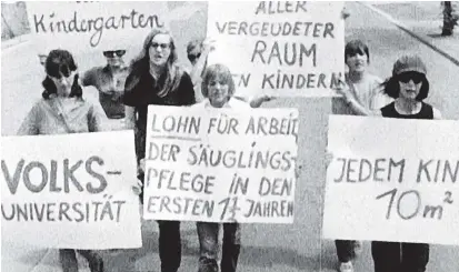  ??  ?? Protestkul­tur anno 1968: „Brecht die Macht der Manipulate­ure“von Helke Sander.