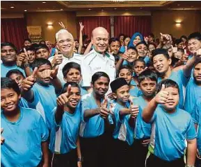  ?? PIC BY MAHZIR MAT ISA ?? EcoWorld Foundation chairman Tan Sri Lee Lam Thye (centre) at the closing of a UPSR motivation­al camp in Sri Petaling yesterday.