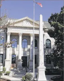  ?? BOB ANDRES / AJC ?? Behind the old courthouse in Decatur Square sits this Confederat­e monument. DeKalb County commission­ers voted to authorize the county’s attorneys to find a legal way to remove the monument in Decatur.