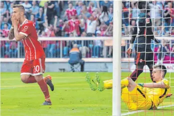  ?? FOTO: AFP ?? Für Frankfurt reicht es – Niklas Dorsch (li.) ist für Real Madrid keine Option, Lukáš Hrádecký ist trotzdem bedient.