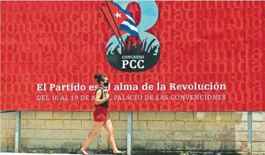  ??  ?? Una de las vallas que promueven el VIII Congreso del Partido Comunista de Cuba, a celebrarse del 16 al 19 de abril en La Habana