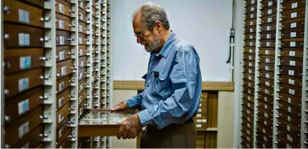  ??  ?? O professor Olaf Mielke, 77, na Universida­de Federal do Paraná, onde armazena sua coleção com 425 mil lepidópter­os