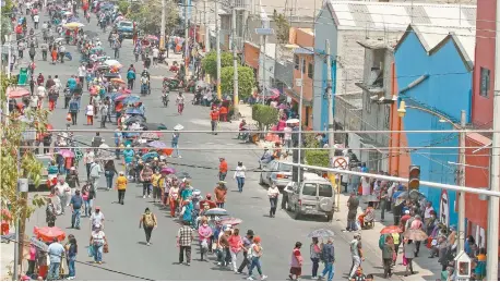  ??  ?? En la mayoría de las sedes de aplicación en Nezahualcó­yotl, las filas abarcaban varias cuadras, durante el primer día de vacunación.