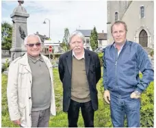  ??  ?? De gauche à droite : Guy Perret, maire de Normandel, JeanClaude Juszezak, maire de Saint-Maurice-les-Charencey et Pascal Houlle, maire de Moussonvil­liers