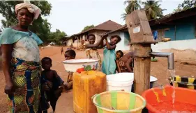  ?? ?? L'accès à l'eau potable reste un enjeu majeur dans de nombreux pays en développem­ent
Image : Thomas Schulze/ZB/picture alliance