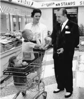  ?? TNS ?? Publix founder George Jenkins with customers in 1961.