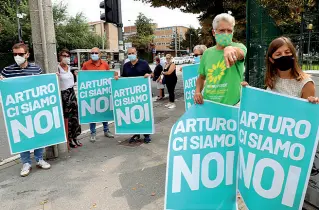  ??  ?? Davanti all’ospedale Vicinanza al candidato Lorenzoni ricoverato per Covid da parte degli attivisti