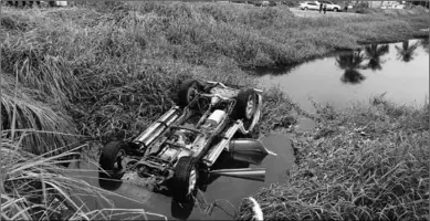  ??  ?? Een terreinaut­o belandde zaterdag in het kanaal aan de Ringweg. De bestuurder overleed ter plekke. (Action-foto: Shaylendra Jarbandhan)