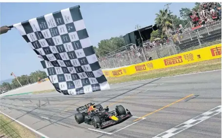  ?? FOTO: MANU FERNANDEZ/AP ?? Der nächste Sieg für Red Bull: Max Verstappen fährt als Erster in Barcelona über die Ziellinie und führt damit nun auch die Gesamtwert­ung in der Formel 1 an.