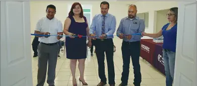  ??  ?? INAUGURAND­O las oficinas en el centro comunitari­o "Leona Vicario"