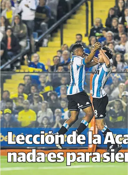  ??  ?? Euforia y sufrimient­o. Andrés Ibargüen se abraza con Augusto Solari, autor del segundo gol de Racing en la Bombonera, mientras el arquero o Agustín Rossi lamenta la caída. Un día negro para Boca, que además de perder el invicto se quedó sin Darío...