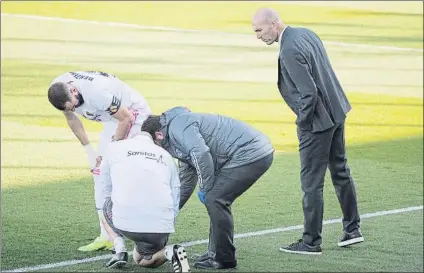  ?? FOTO: SIRVENT ?? Zidane está muy atento a la evolución de Benzema de cara al derbi de este domingo ante el Atleti este domingo en el Metropolit­ano