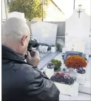  ??  ?? Après avoir fleuri une sépulture, Gilles Ranchon la prend en photo. Celle-ci sera envoyée par le site Internet au client pour lui montrer que sa commande a bien été effectuée. (Photo Patrick Blanchard)