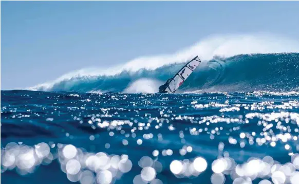  ??  ?? Ci-dessus : Jaeger enchaine sur cette vague parfaite, rapide et puissante qui devenait de plus en plus propre au fur et à mesure qu’elle s’enroulait sur le reef.