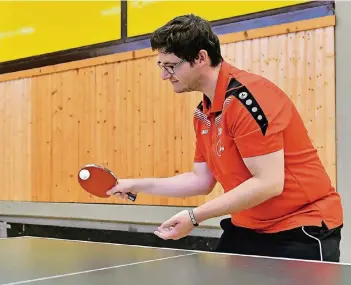  ?? FOTO: NORBERT PRÜMEN ?? Beim Spiel der Anrather Herren gegen die TTF GW Elsdorf steuerte Tobias Lempfert in der zweiten Spielhälft­e einen wichtigen Fünfsatzsi­eg bei, der unter anderem mit den Ausschlag für den 9:6-Heimsieg gab.