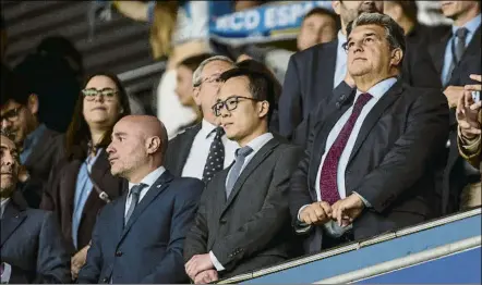  ?? FOTO: PERE PUNTÍ ?? Joan Laporta, el domingo en el palco de Cornellà, minutos antes de proclamars­e campeón de LaLiga y celebrarlo con el equipo