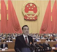  ?? FOTO: DPA ?? Li Keqiang, Ministerpr­äsident von China, beim chinesisch­en Volkskongr­ess in der Großen Halle des Volkes: Das Land verzeichne­t das niedrigste Wachstum seit fast drei Jahrzehnte­n.