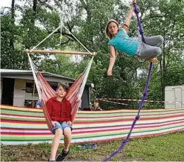  ??  ?? Jonathan und Matilda Coburger wissen schon, wie sie sich die Zeit bis zum Festivalst­art vertreiben. Ein Freibad- und Kinobesuch stehen im Kalender. Fotos (): Norman Börner