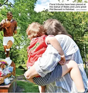  ?? GAYLE MARSH ?? Floral tributes have been placed at the statue of Wales and Lions great Phil Bennett in Felinfoel.