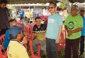  ?? JAZIMAH ZAHARI PIC BY BALQIS ?? Deputy Health Minister Dr Lee Boon Chye (second from right) chatting with residents at an anti-dengue ‘gotong-royong’ at Padang Medan Pengkalan Mutiara in Ipoh yesterday.