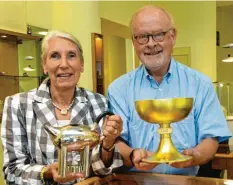  ?? Foto: Anne Wall (Archivbild) ?? Der Augsburger Goldschmie­d Wolfgang Eidel, im Bild mit seiner Frau Helga, wird 80 Jahre alt.