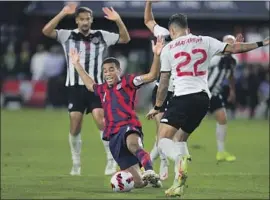  ?? Omar Vega Getty Images ?? TYLER ADAMS of the U.S. lunges for a loose ball against Costa Rica’s Rónald Matarrita (22) during a 2-1 World Cup qualifying win for the Americans.