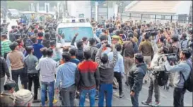  ?? HT PHOTO ?? ▪ ABVP, HJM protest outside Sunil Singh’s house.